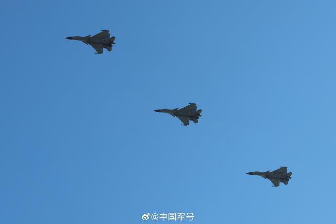 歼-15红蓝对抗训练最新画面。