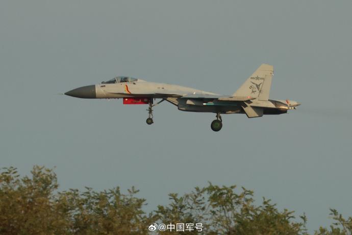 歼-15红蓝对抗训练最新画面。