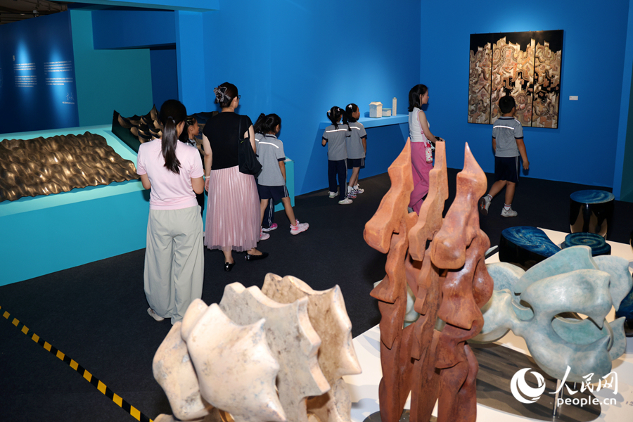 不少热爱艺术的市民游客前来逛展。人民网记者 陈博 摄