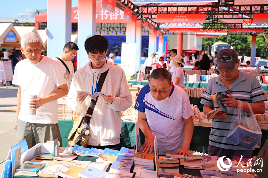 阅读爱好者纷纷前来逛展。人民网记者 陈博 摄