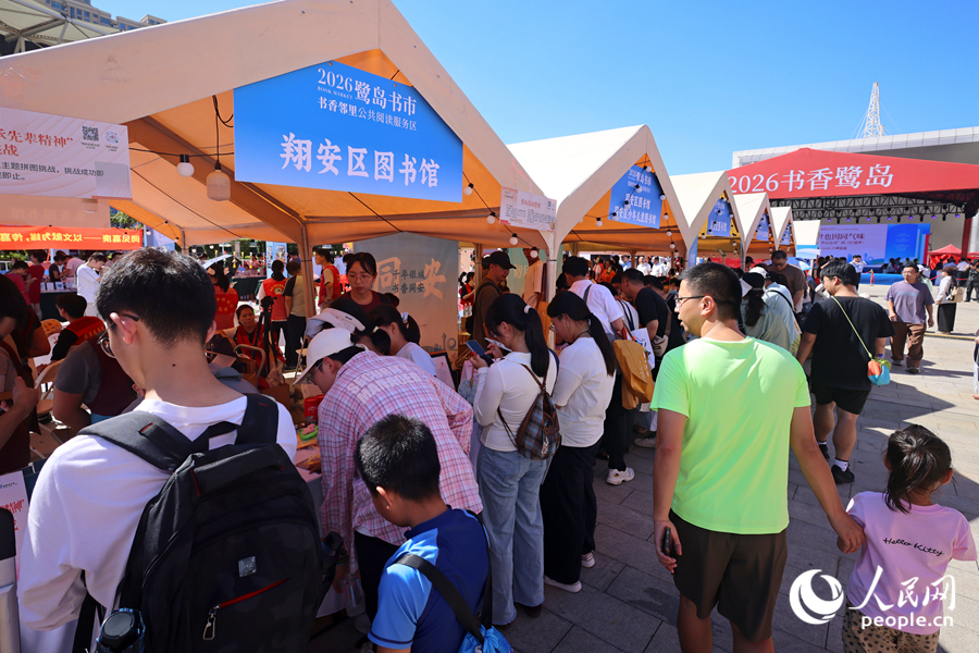 全市六区图书馆集体设展。人民网记者 陈博 摄