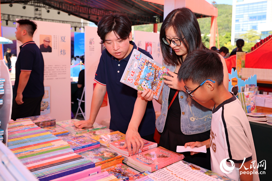 家长为孩子挑选精品读物。人民网记者 陈博 摄