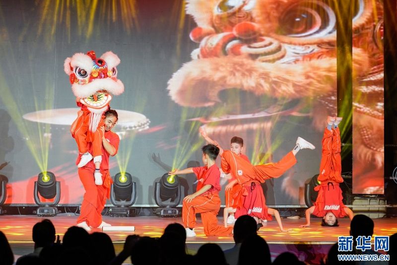 结合非遗的街舞表演《醒狮》。新华网 蒋巧玲 摄