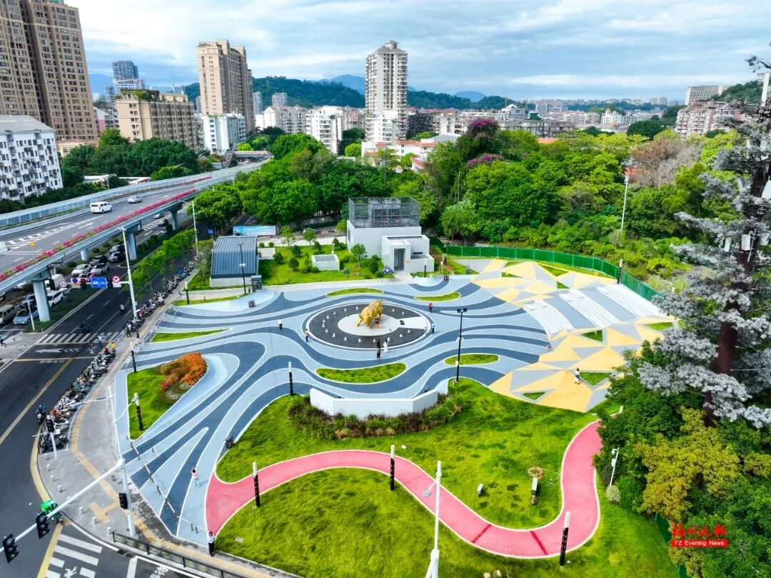 金牛山公园入口广场逐渐热闹起来，金牛雕塑成了全场焦点，不少市民、游客驻足留影。记者 池远 摄
