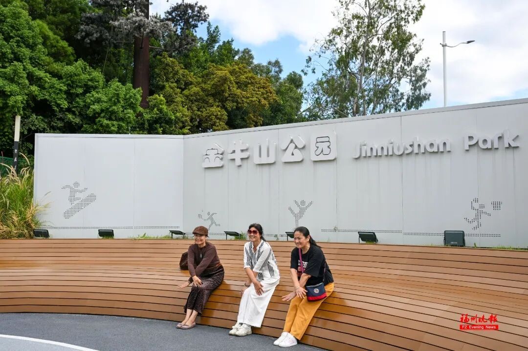 金牛山公园入口广场逐渐热闹起来，金牛雕塑成了全场焦点，不少市民、游客驻足留影。记者 池远 摄
