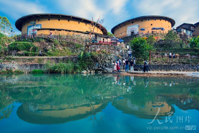 福建省龙岩市永定区初溪土楼群晒秋景观上线，前来观赏的游客络绎不绝。庄建华 摄（人民图片网）