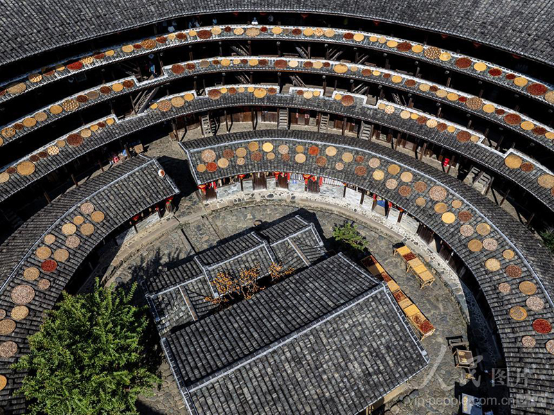 福建省龙岩市永定区初溪土楼群晒秋景观上线，前来观赏的游客络绎不绝。庄建华 摄（人民图片网）