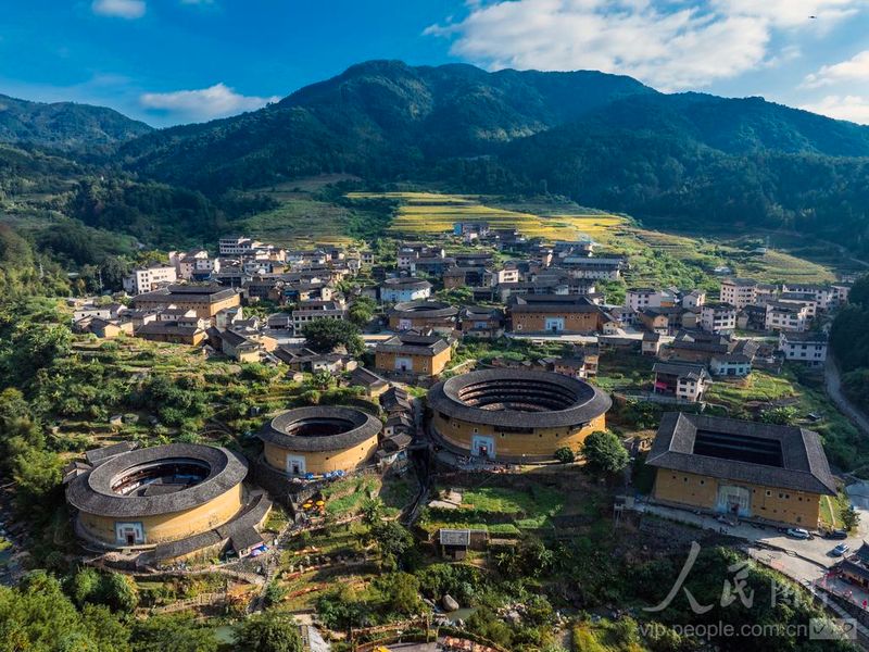 福建省龙岩市永定区初溪土楼群晒秋景观上线，前来观赏的游客络绎不绝。庄建华 摄（人民图片网）