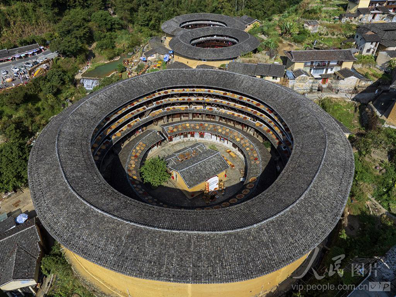 福建省龙岩市永定区初溪土楼群晒秋景观上线，前来观赏的游客络绎不绝。庄建华 摄（人民图片网）