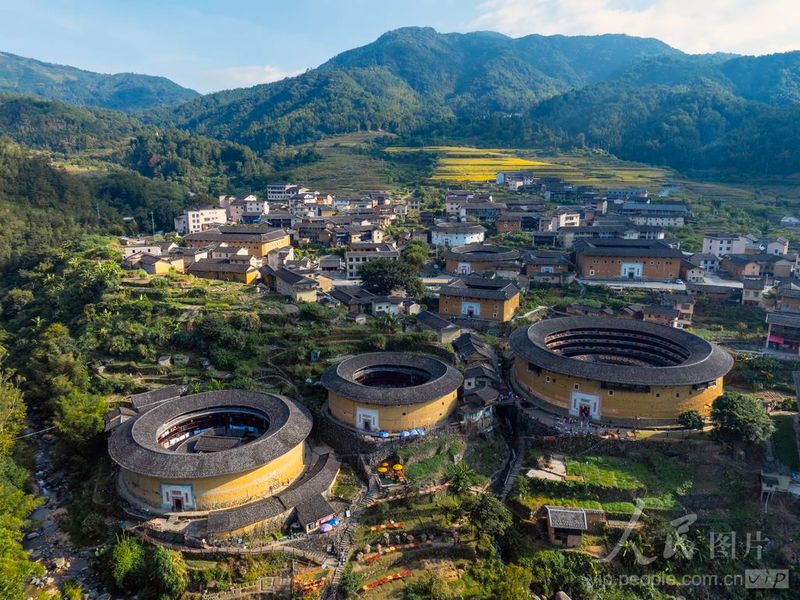 福建省龙岩市永定区初溪土楼群晒秋景观上线，前来观赏的游客络绎不绝。庄建华 摄（人民图片网）