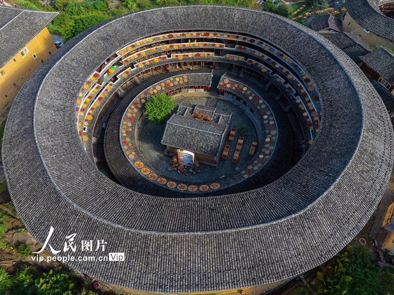 福建省龙岩市永定区初溪土楼群晒秋景观上线，前来观赏的游客络绎不绝。庄建华 摄（人民图片网）
