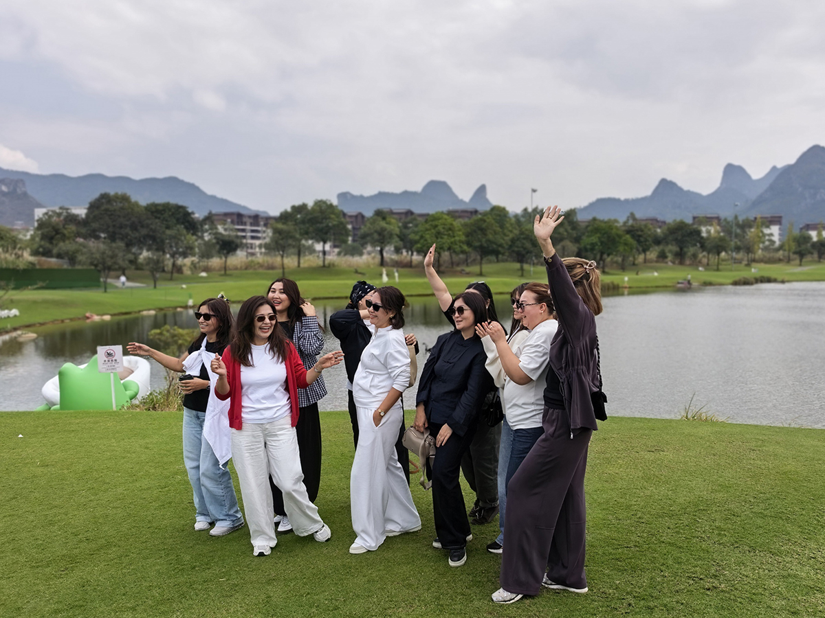 一群来自哈萨克斯坦的游客在桂海晴岚景区游玩