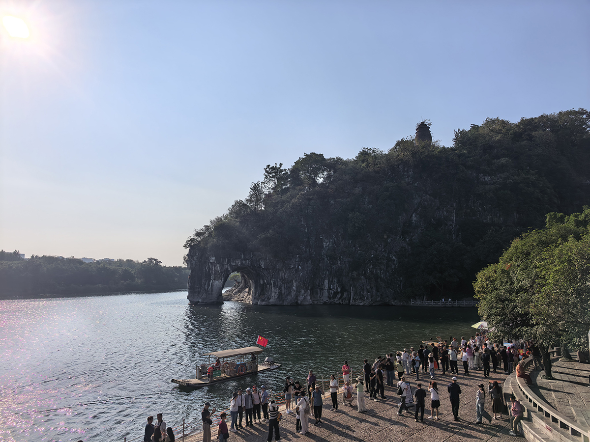 象鼻山下游人如织