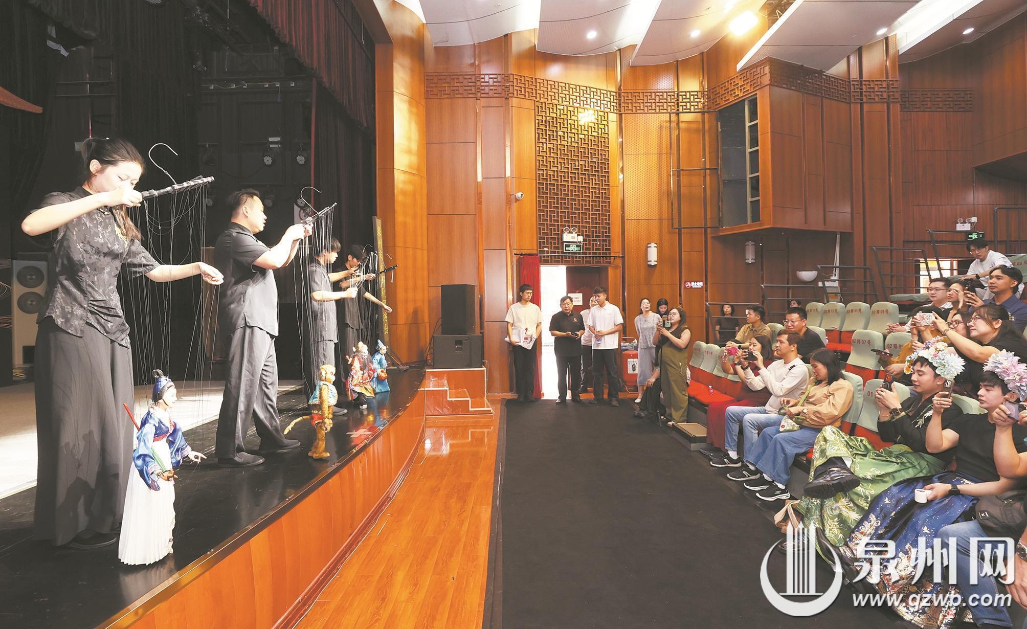 “漫步中国·福建行”中菲媒体采访团走进泉州