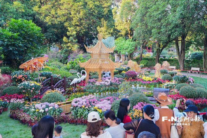 西湖菊展首日迎客超4万人次