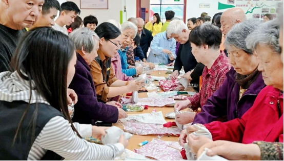古田县社会福利中心老人共同制作艾草锤  图片来源：福建福彩