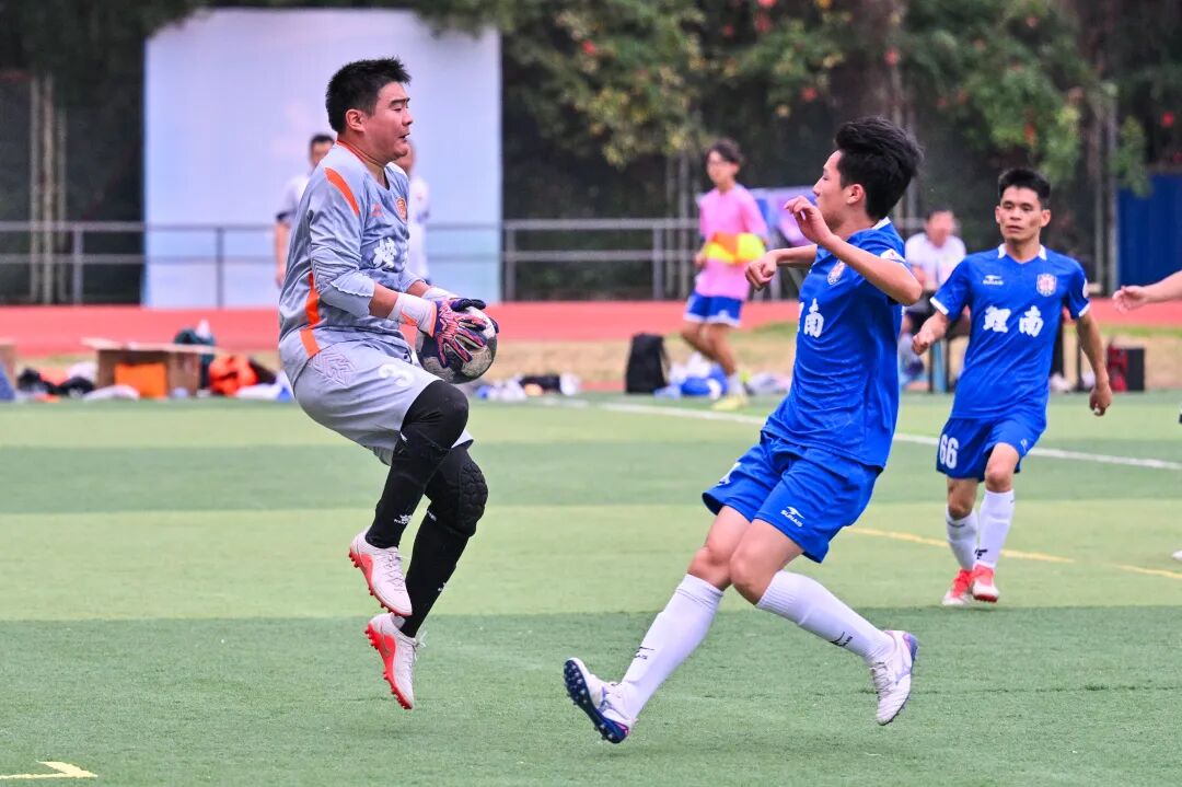 有梗、有爱、有希望……散装球场装下滚烫人生