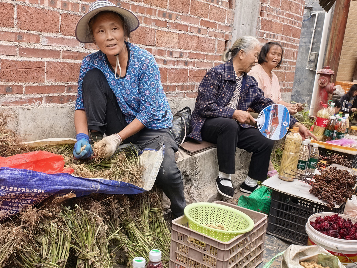 岔山村内，在古道两侧摆摊卖农产品的村民。